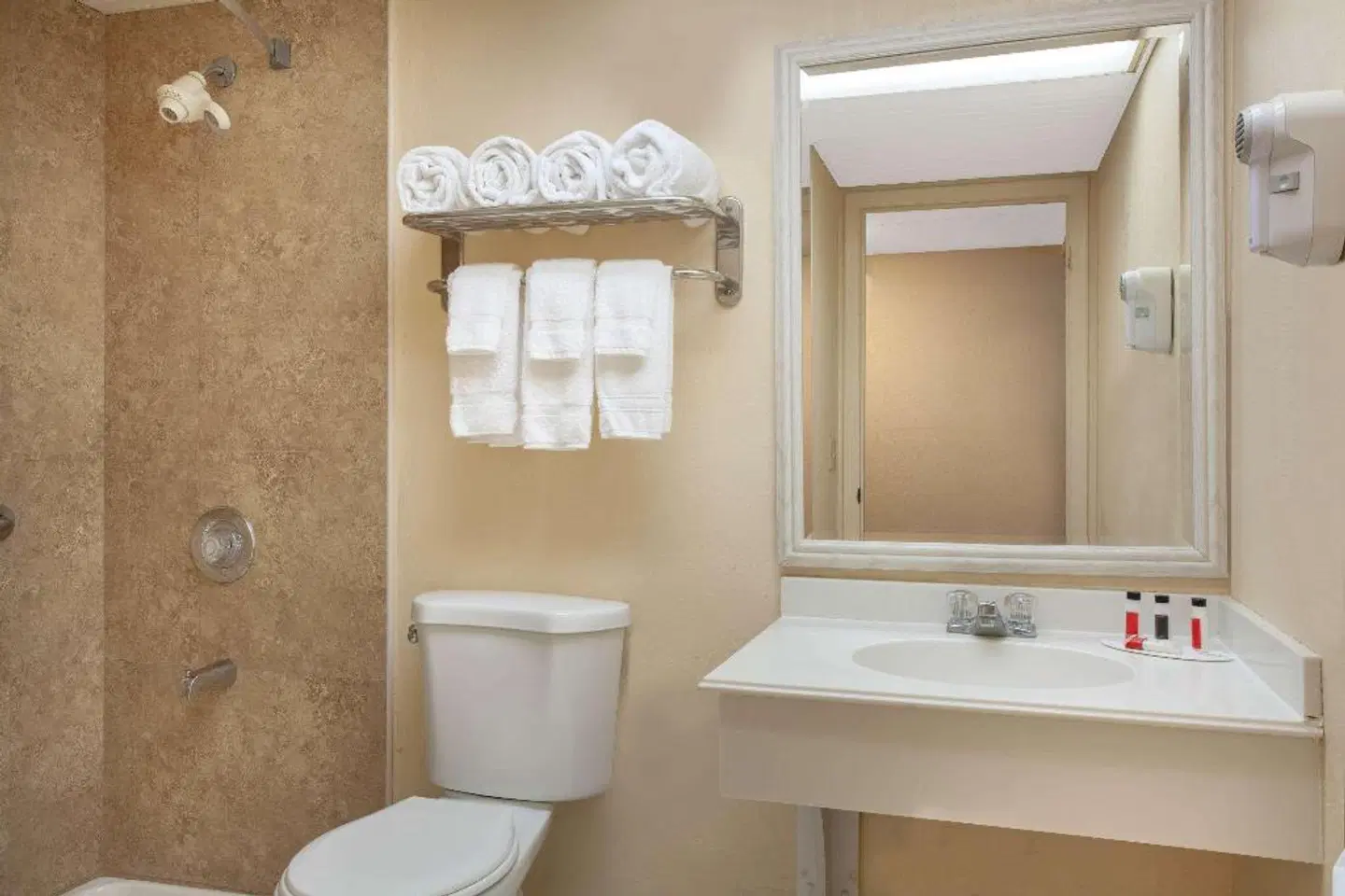 Ramada by Wyndham Titusville/Kennedy Space Center Badezimmer