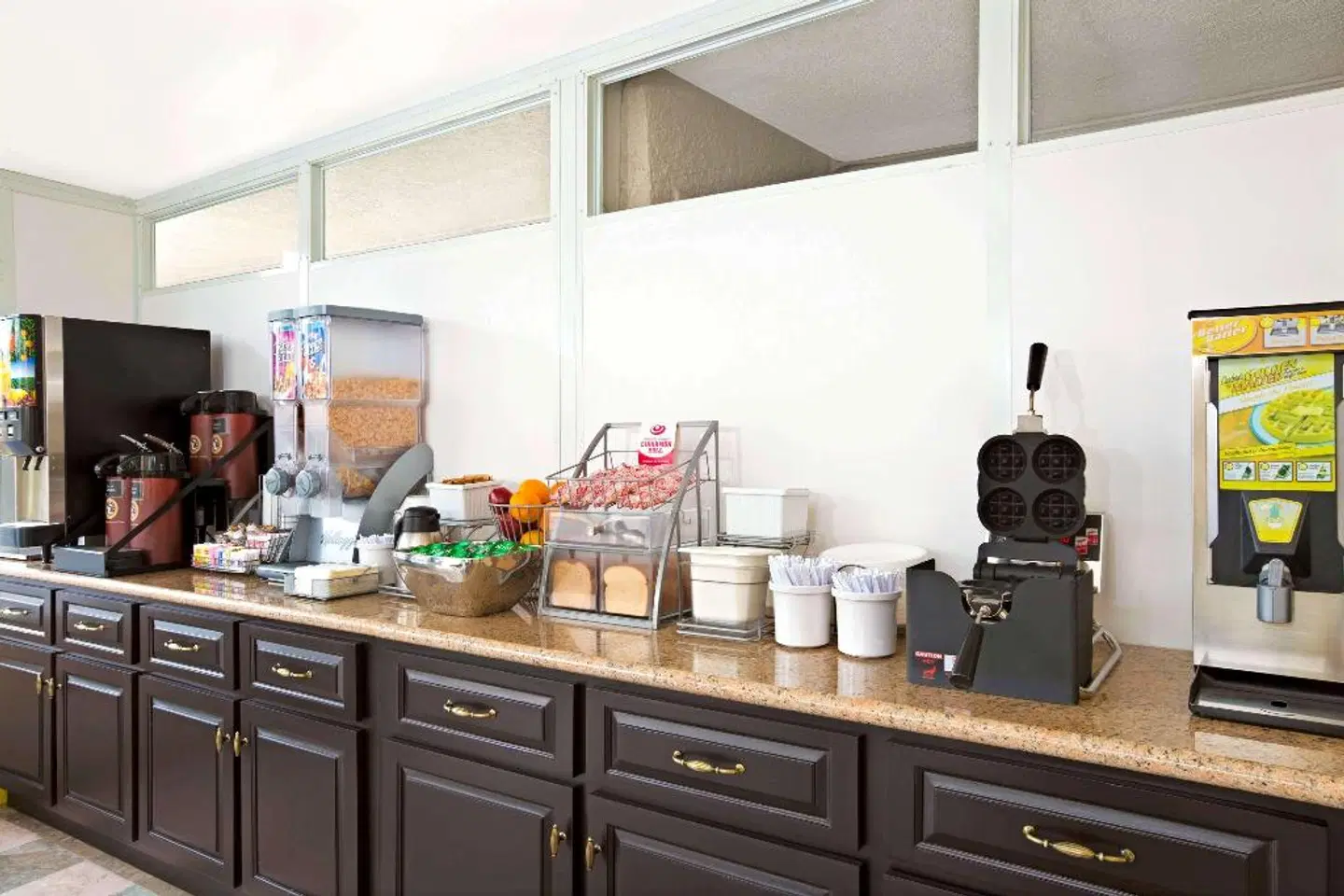 Super 8 by Wyndham Los Angeles-Culver City Area Restaurant