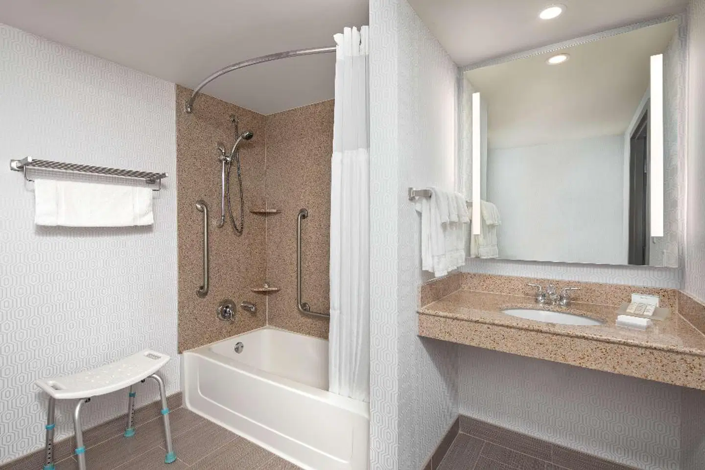 Hilton Garden Inn Halifax Airport Badezimmer