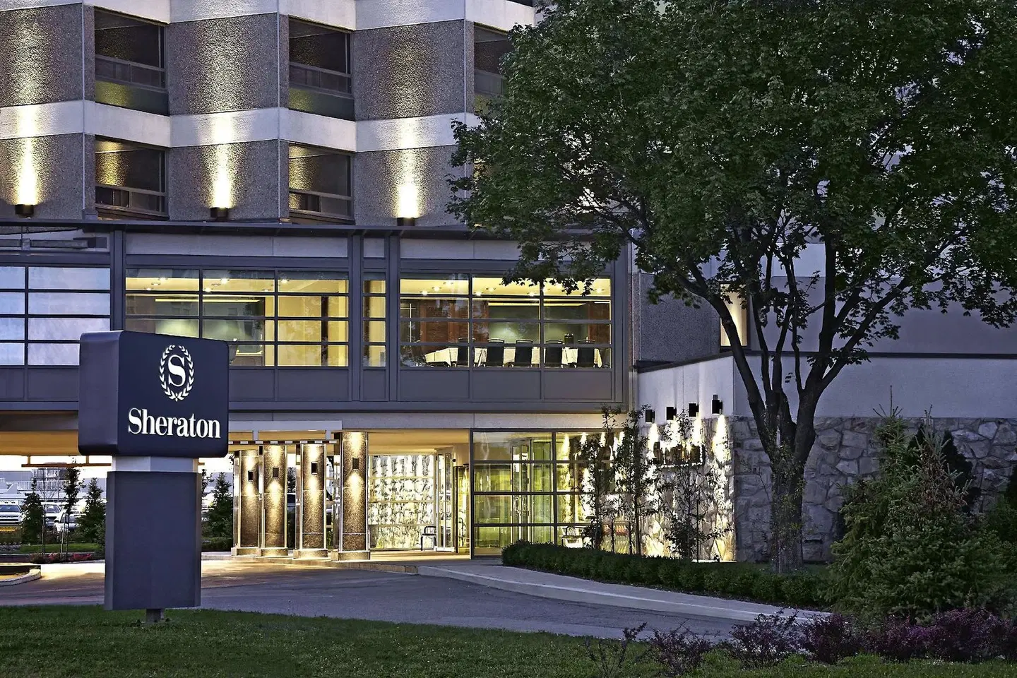 Sheraton Montreal Airport Hotel EXTERIOR