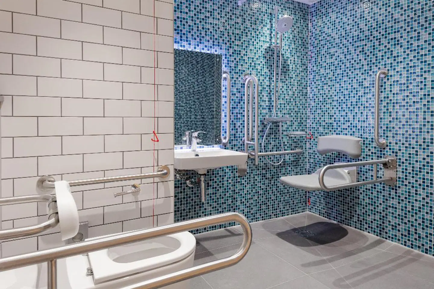 Holiday Inn London - Heathrow Bath Road Badezimmer