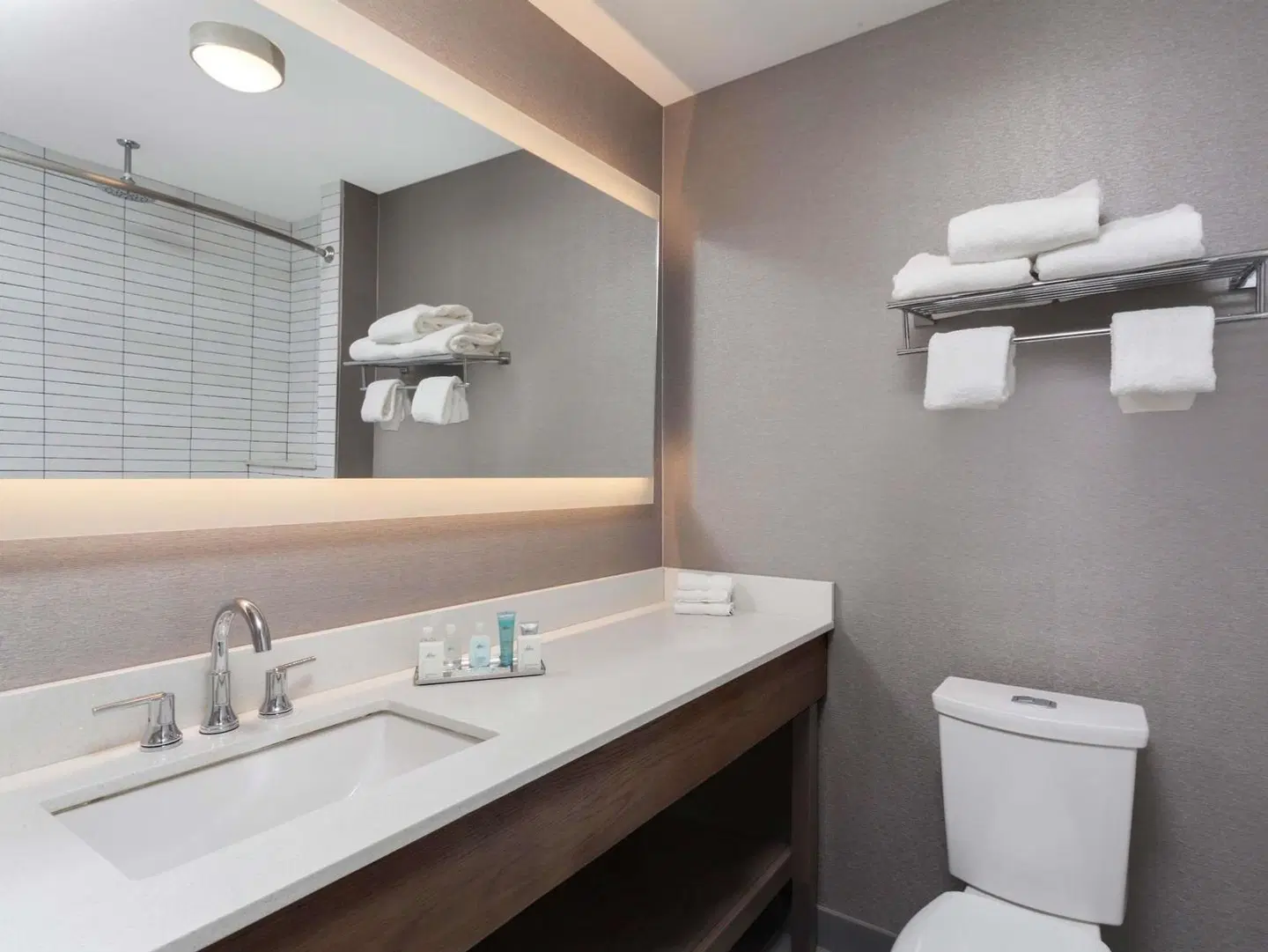 Wyndham Garden LaGuardia South Badezimmer