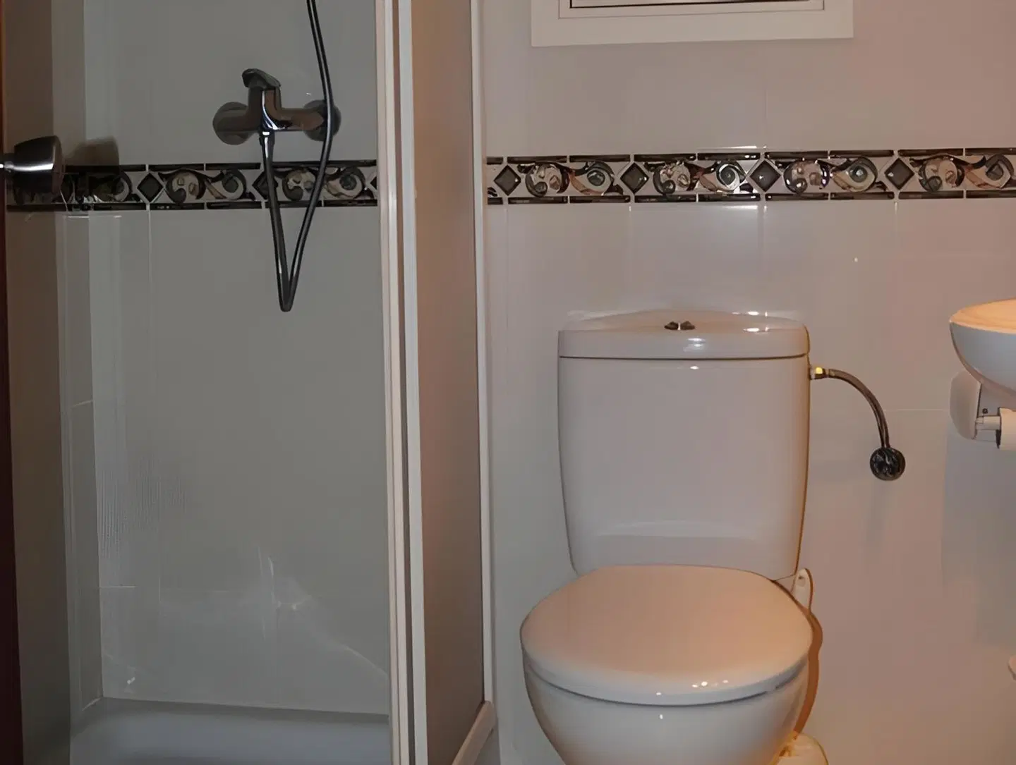 Mayol Hostal Badezimmer