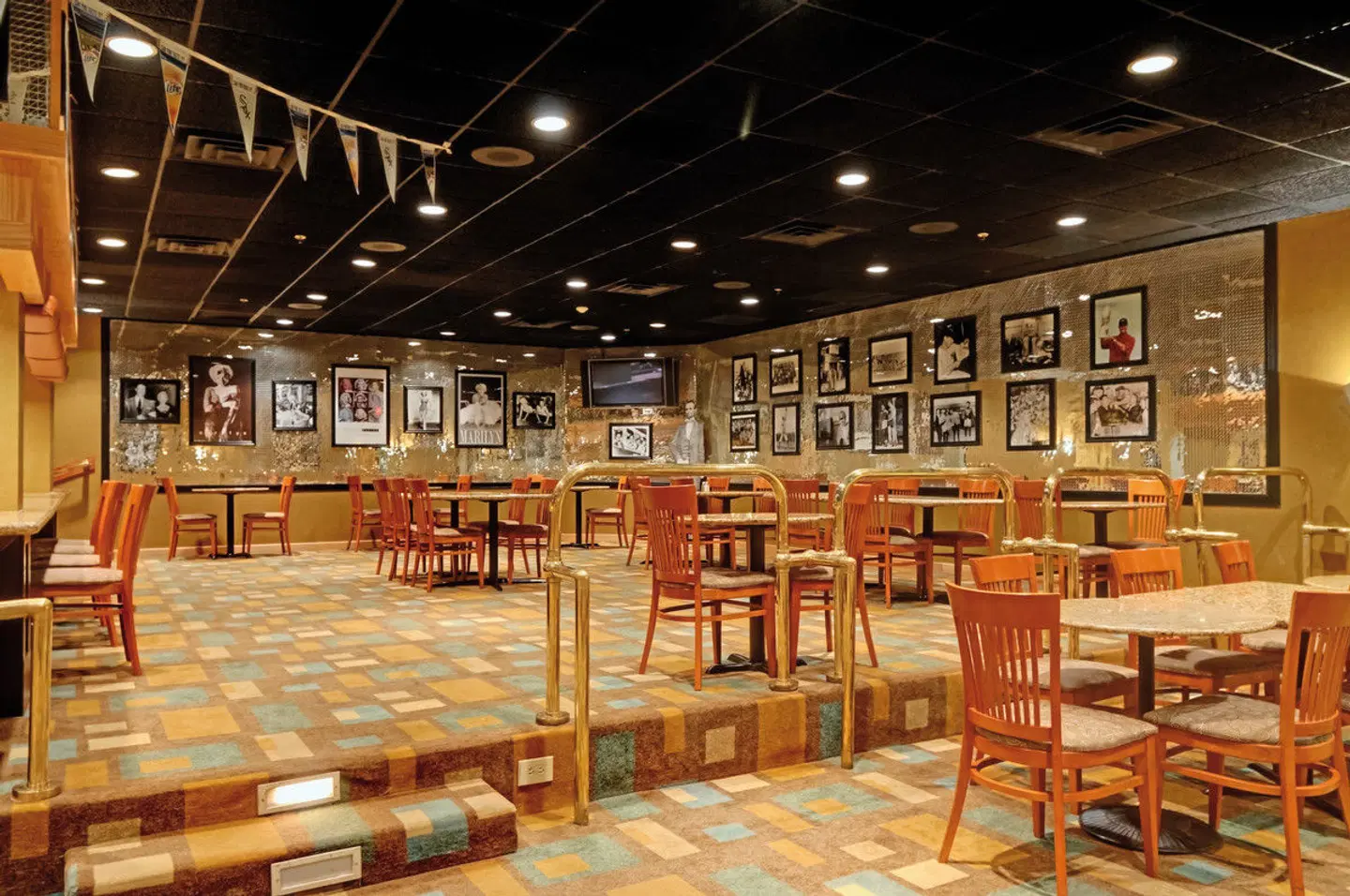 Best Western Plus Chicago Hillside Bar