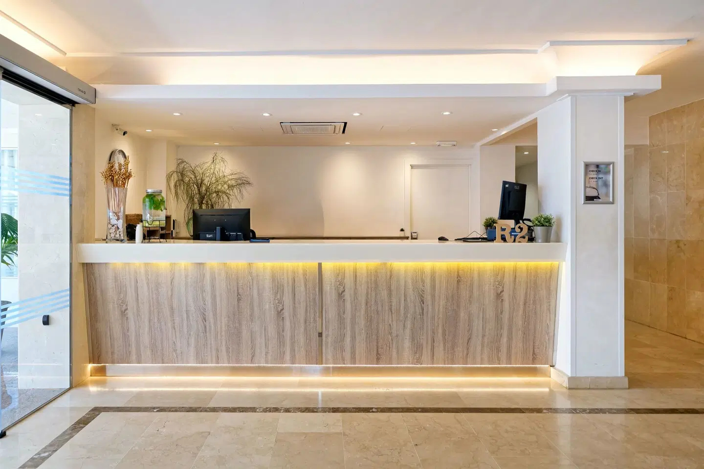 R2 Veronica Beach Hotel Bar