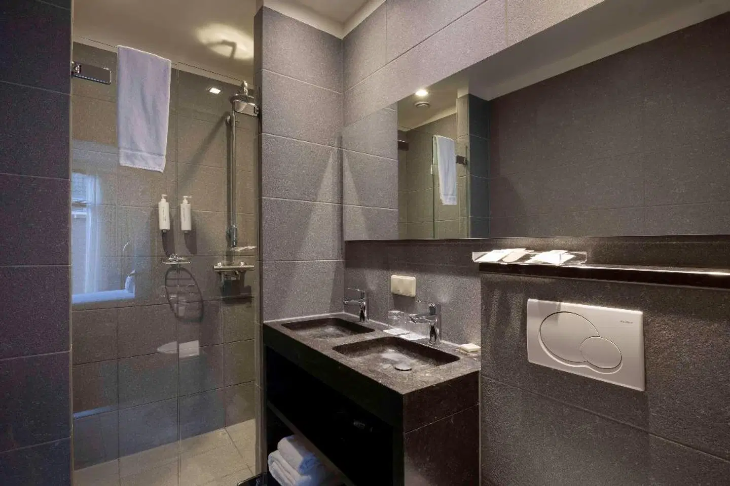 Catalonia Vondel Amsterdam Badezimmer