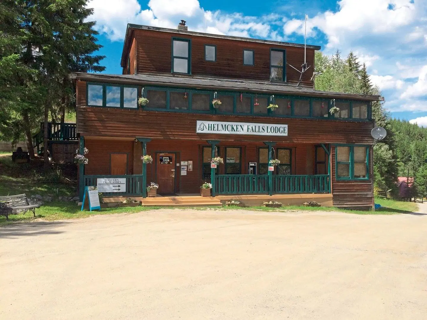 Helmcken Falls Lodge EXTERIOR