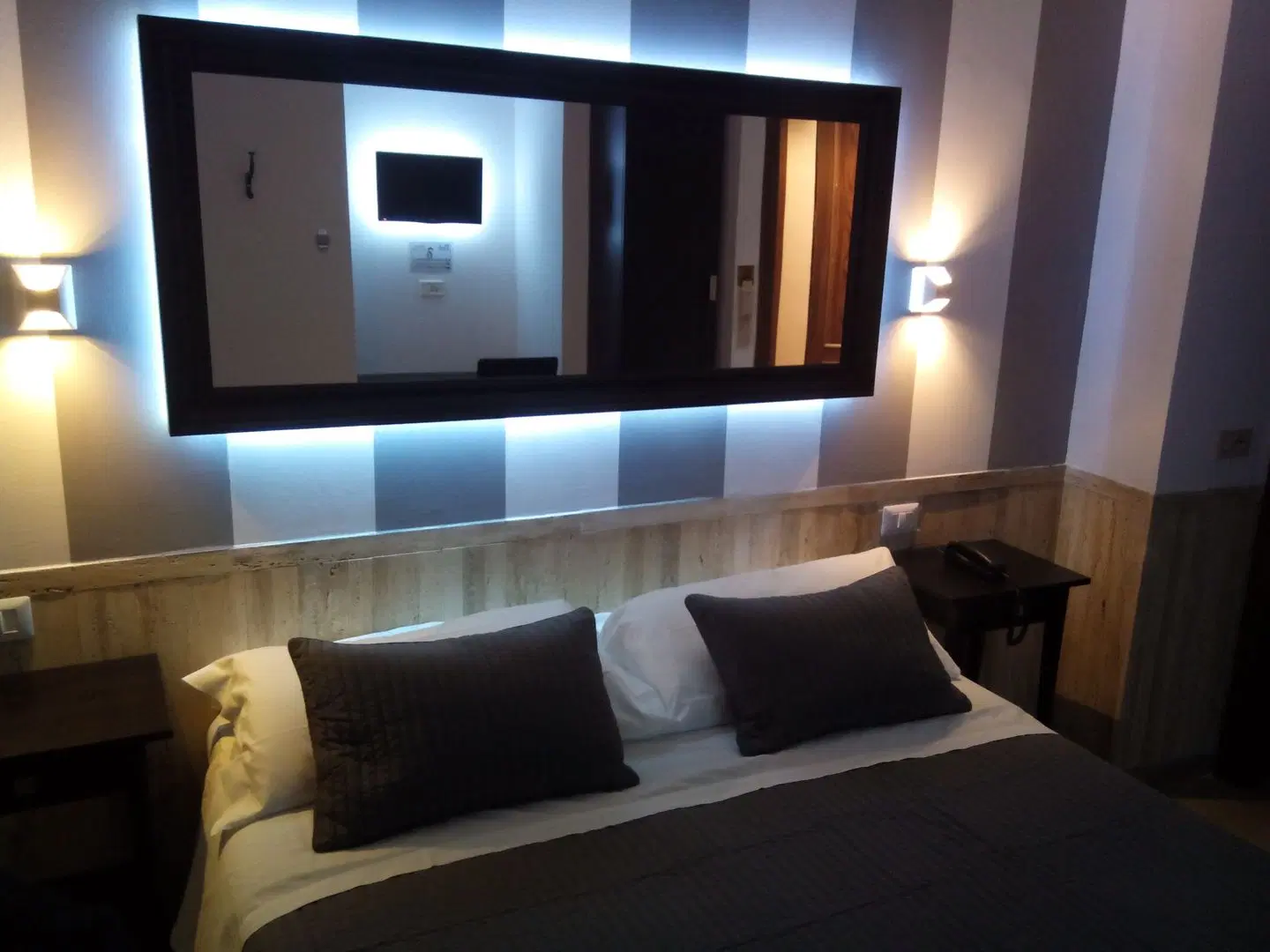 Hotel Center 1 & 2 ROOM_EXAMPLE