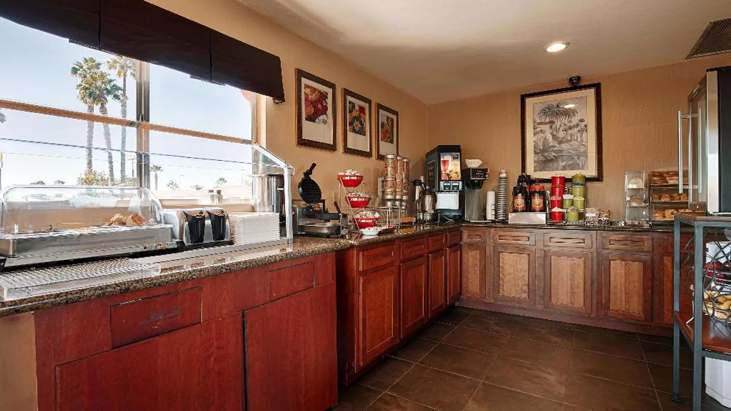 Best Western Sahara Bar