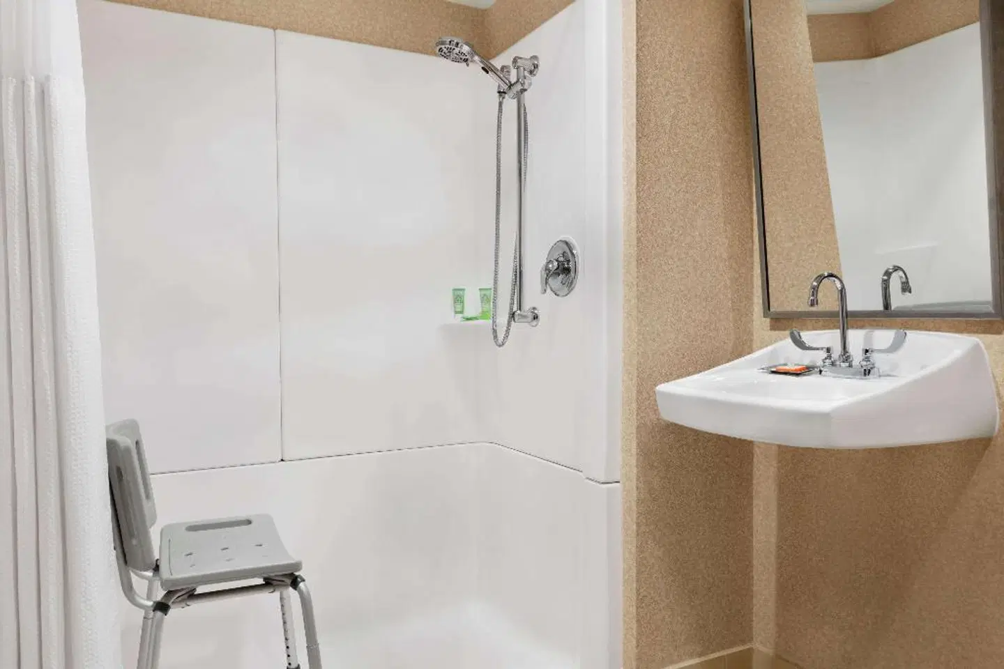 Wyndham Garden at Niagara Falls Badezimmer