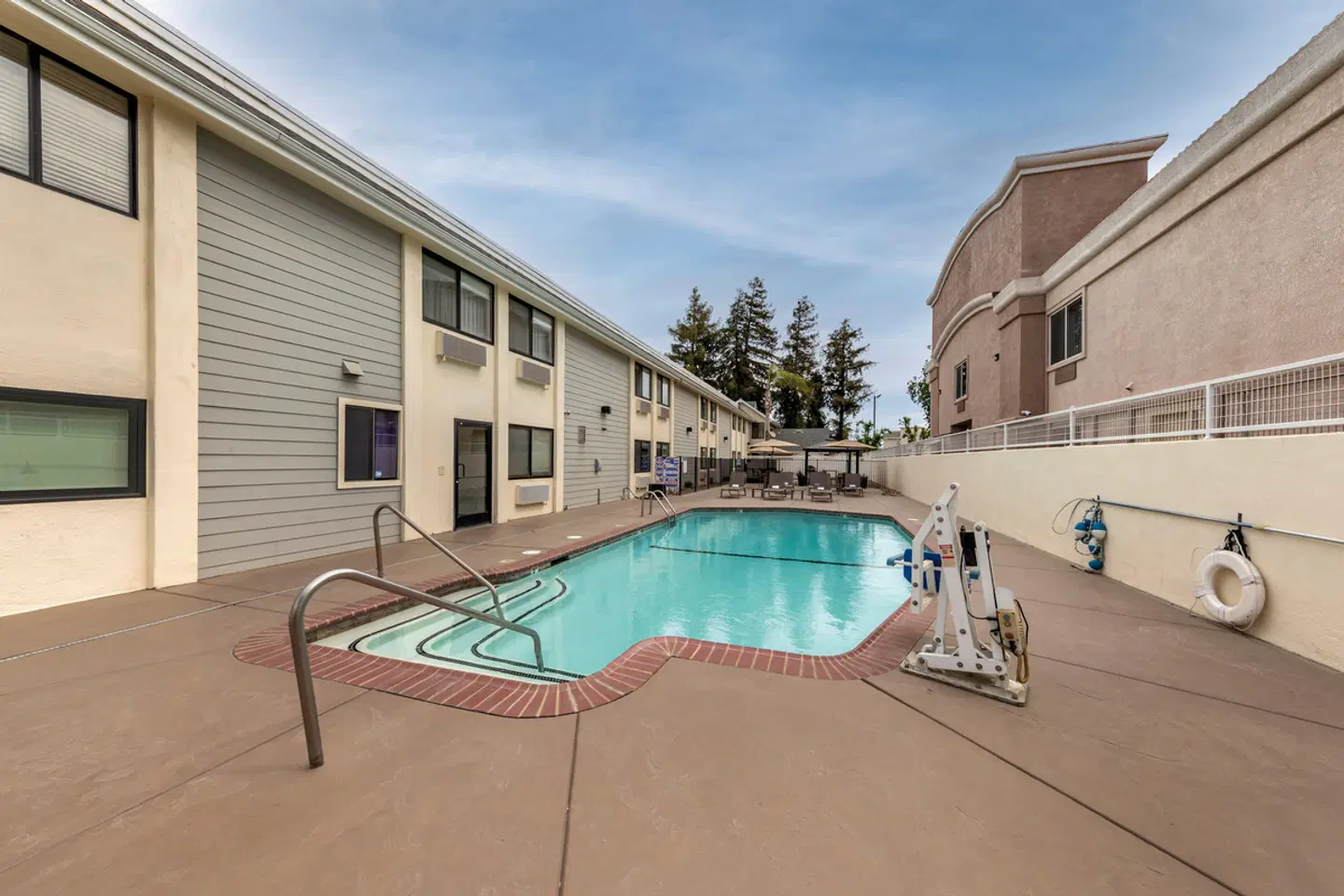 Best Western Town & Country Lodge OUTDOOR_POOL