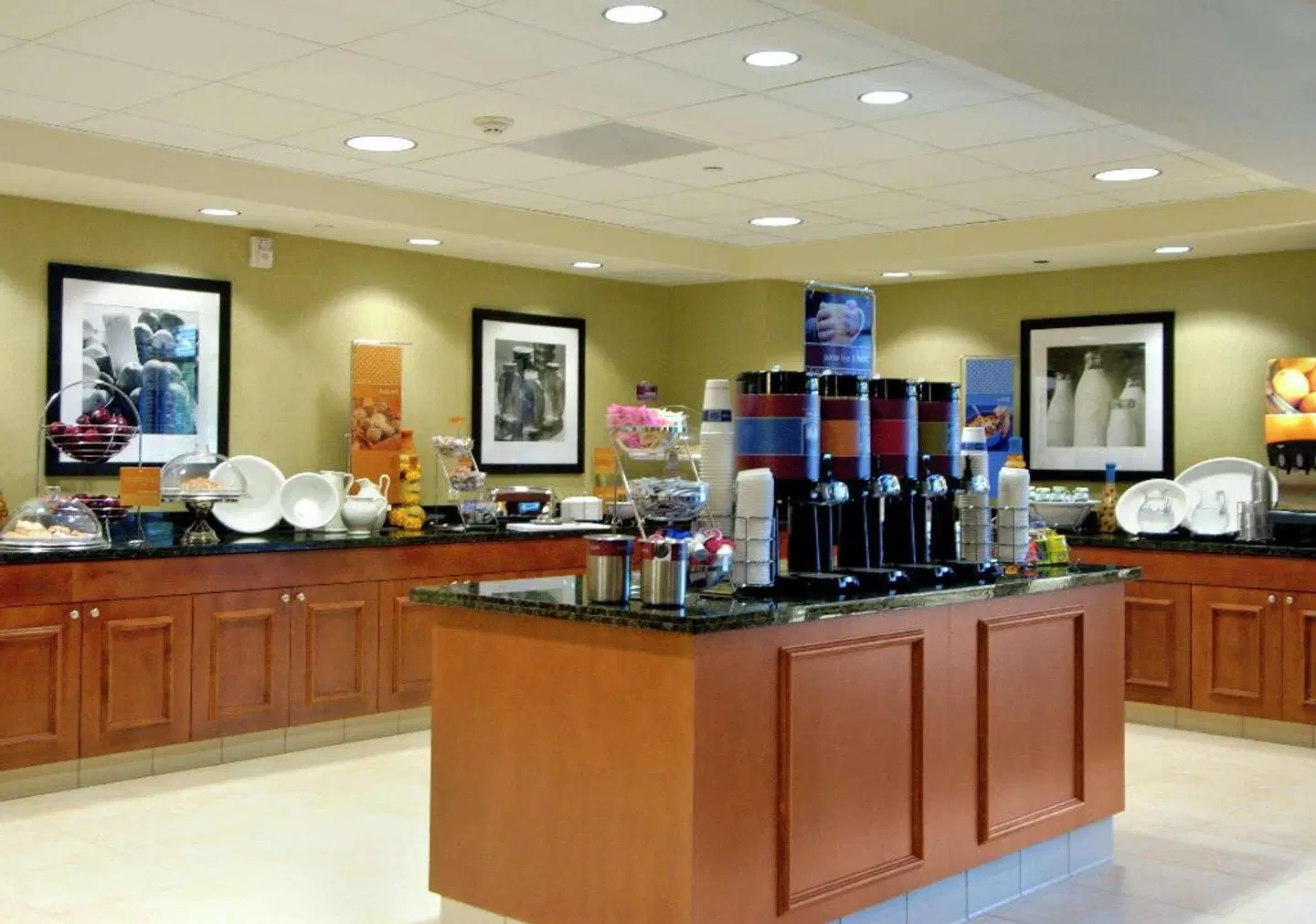 Hampton Inn & Suites Seal Beach Bar