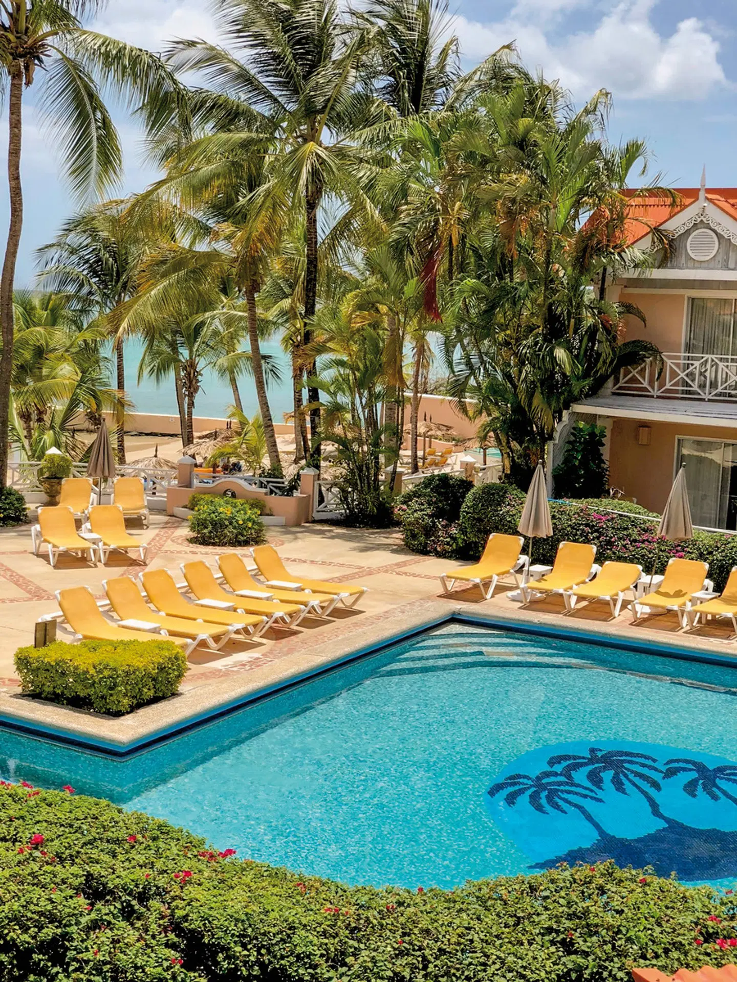 Coco Reef Resort & Spa OUTDOOR_POOL