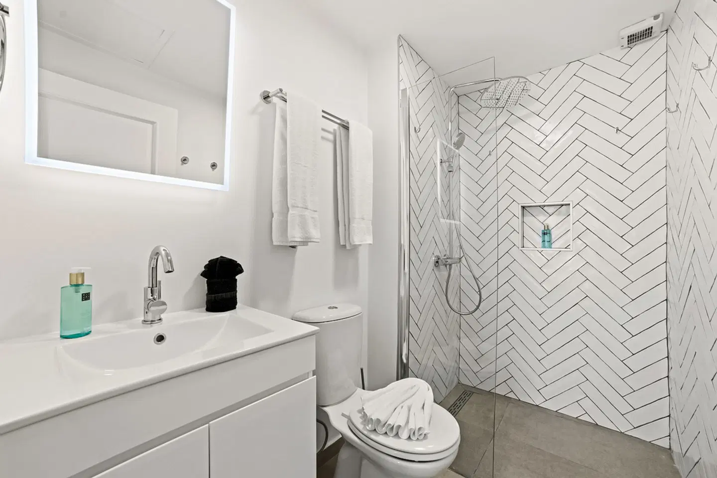 The Bellafonte Luxury Oceanfront Hotel Badezimmer