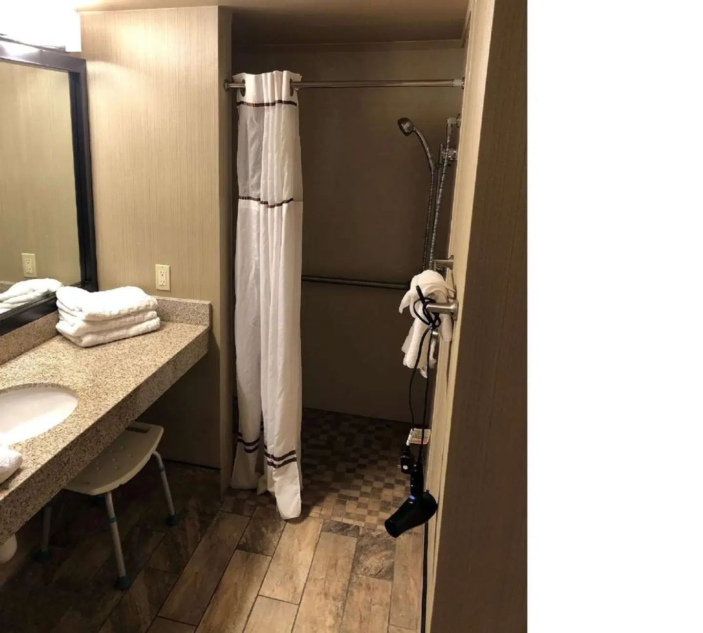 Best Western Ramkota Hotel Badezimmer