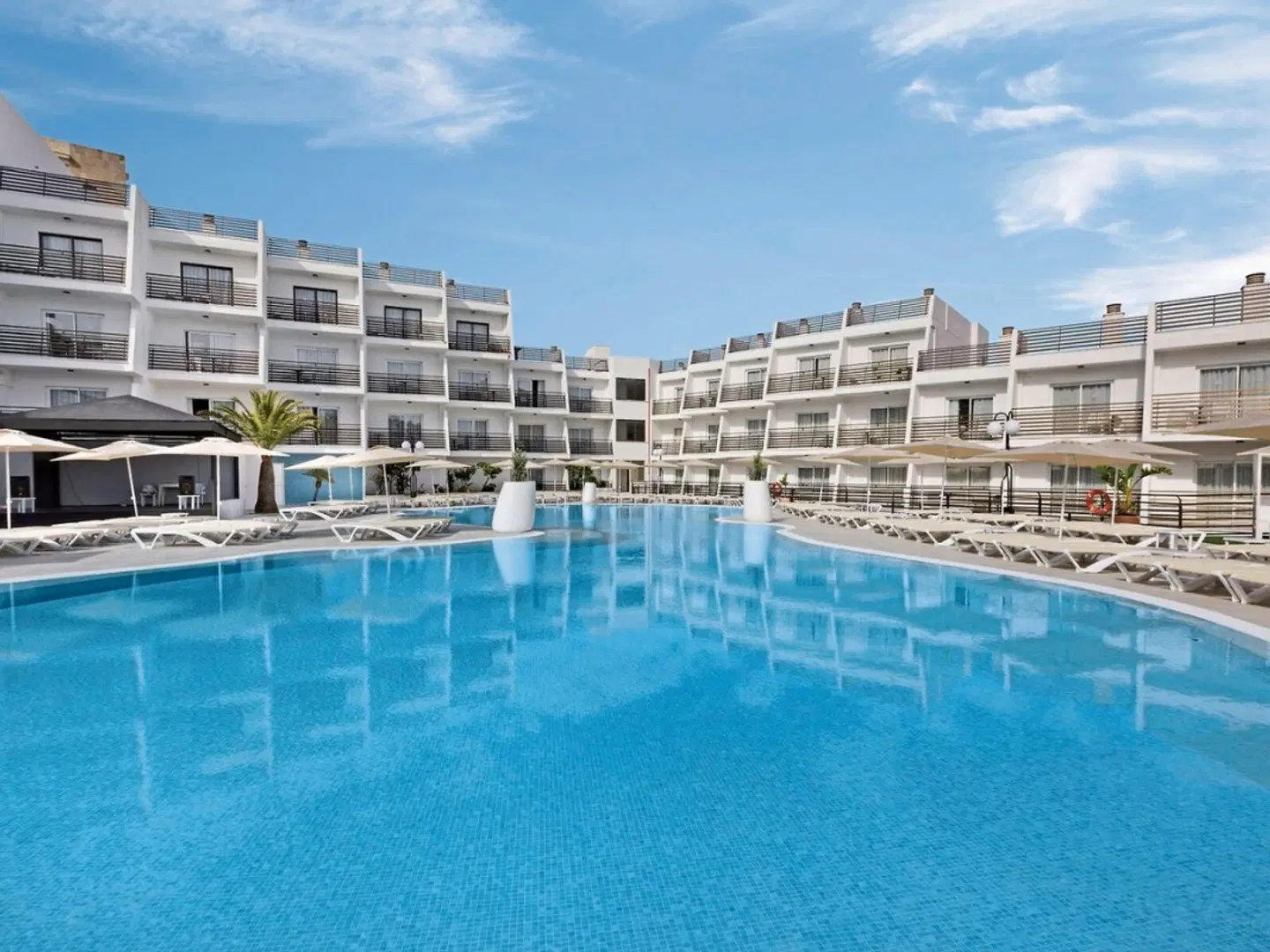 Palmanova Suites by TRH OUTDOOR_POOL