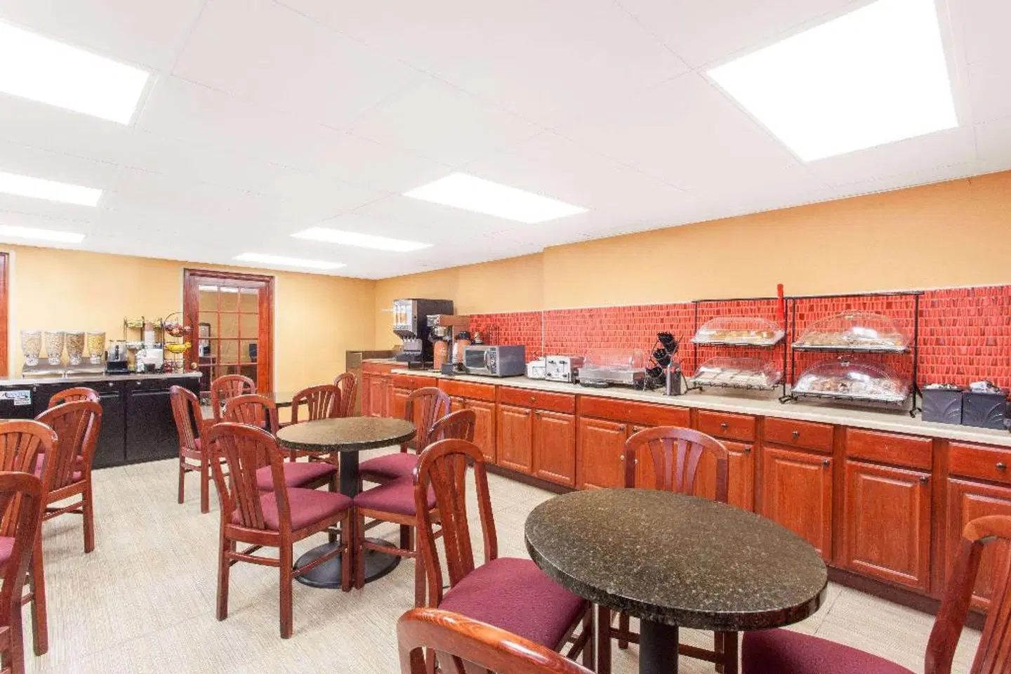 Howard Johnson by Wyndham Suffern Bar