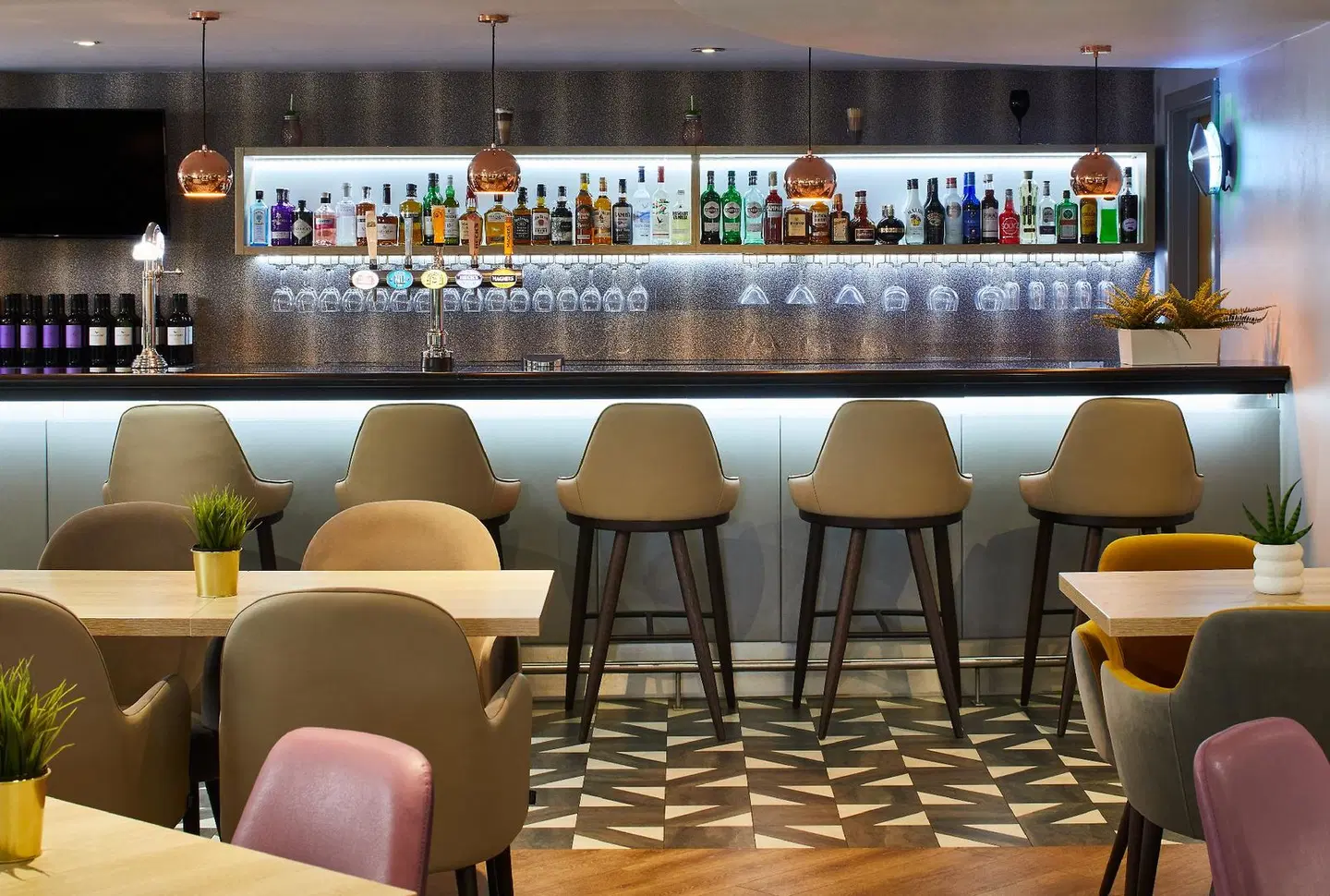 Leonardo London Heathrow Airport Bar