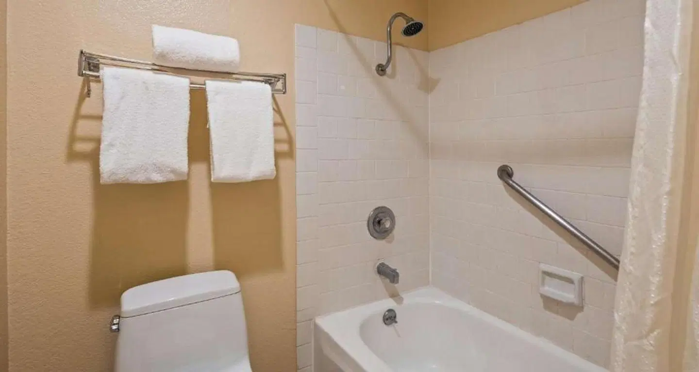 SureStay Plus Hotel by Best Western Sacramento North Badezimmer