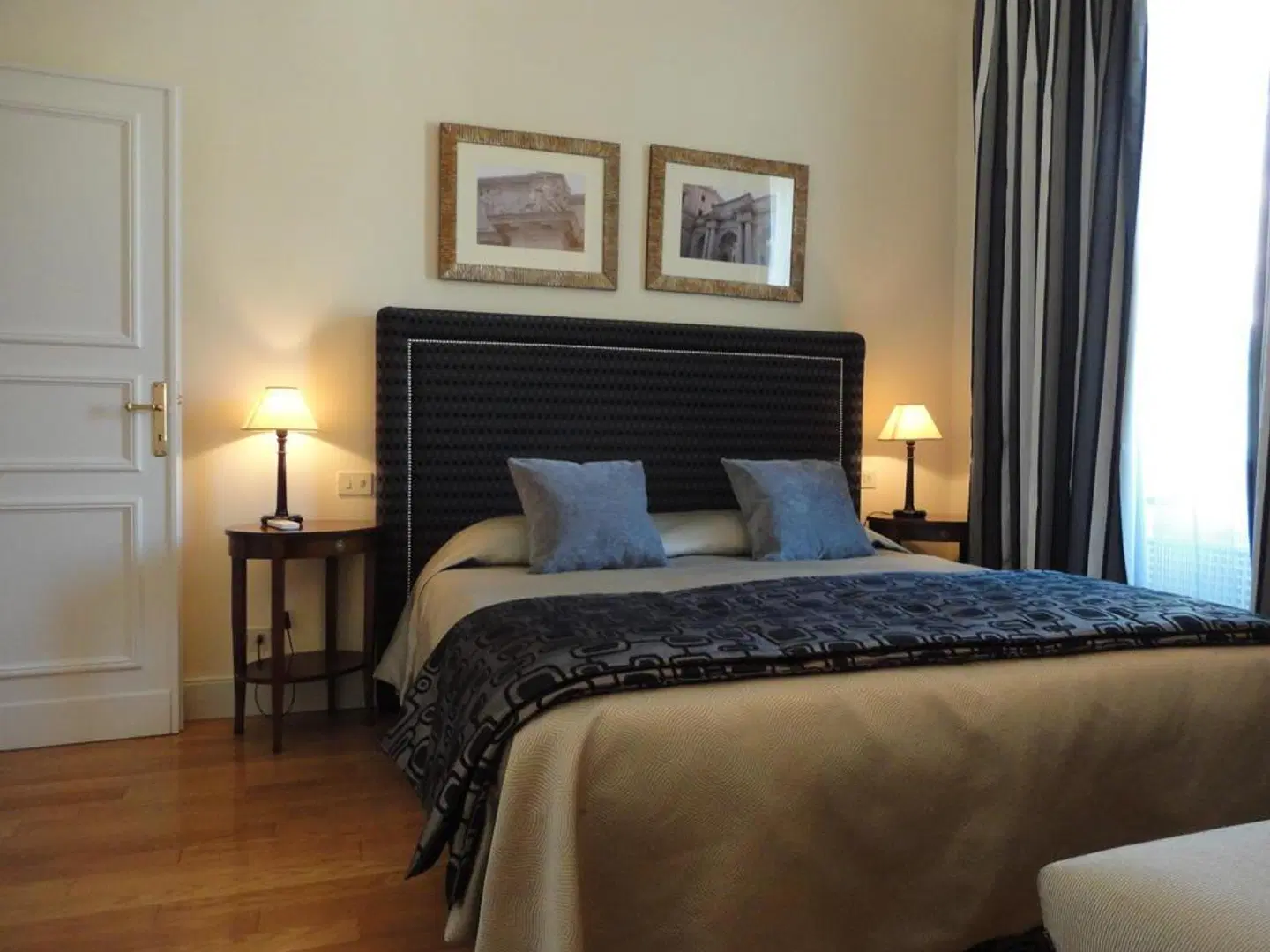 Cortina ROOM_EXAMPLE