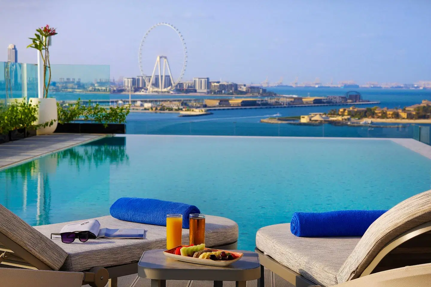 Tumbi Hotel Dubai The Palm, Tapestry Collection by Hilton OUTDOOR_POOL