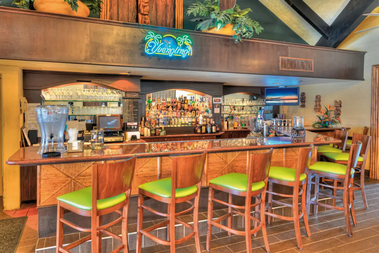 Best Western Aku Tiki Inn Bar