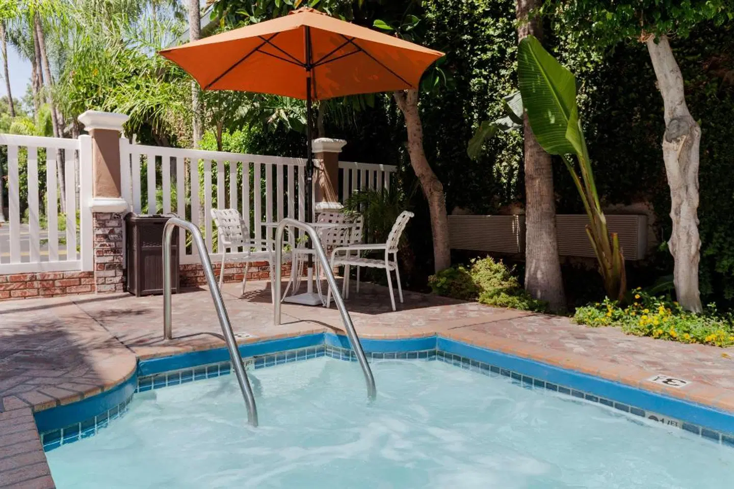 Best Western PLUS Carriage Inn OUTDOOR_POOL