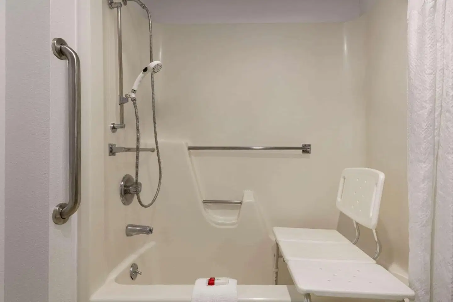 Super 8 by Wyndham Columbus Badezimmer