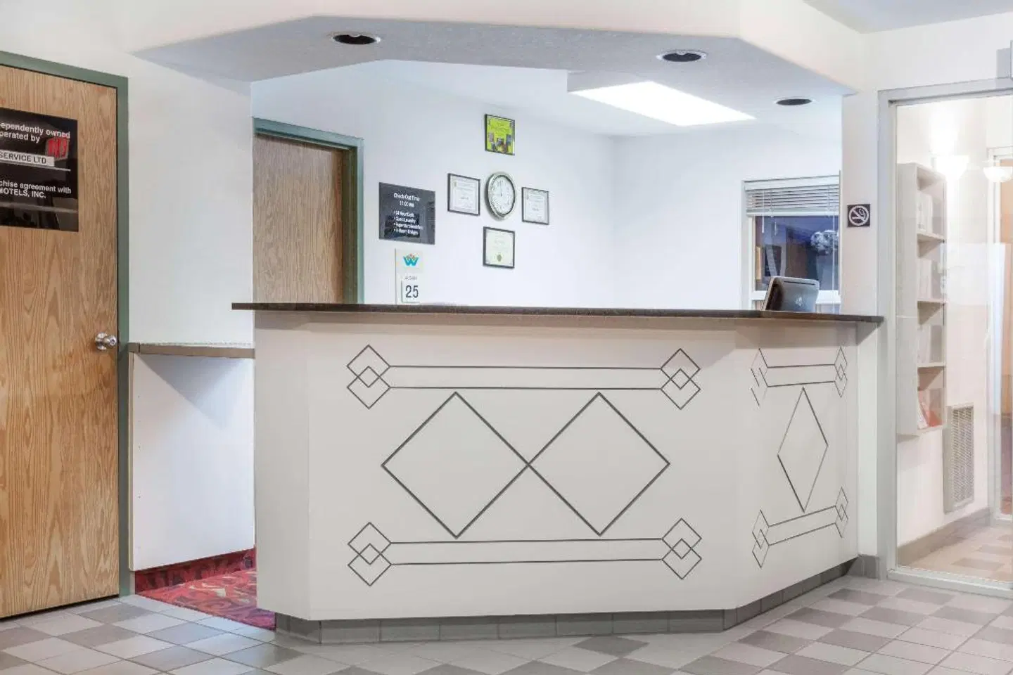 Super 8 by Wyndham Taber AB LOUNGE_LOBBY