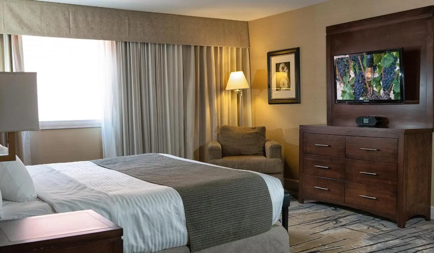 Best Western Plus Vernon Lodge & Conference Centre ROOM_EXAMPLE