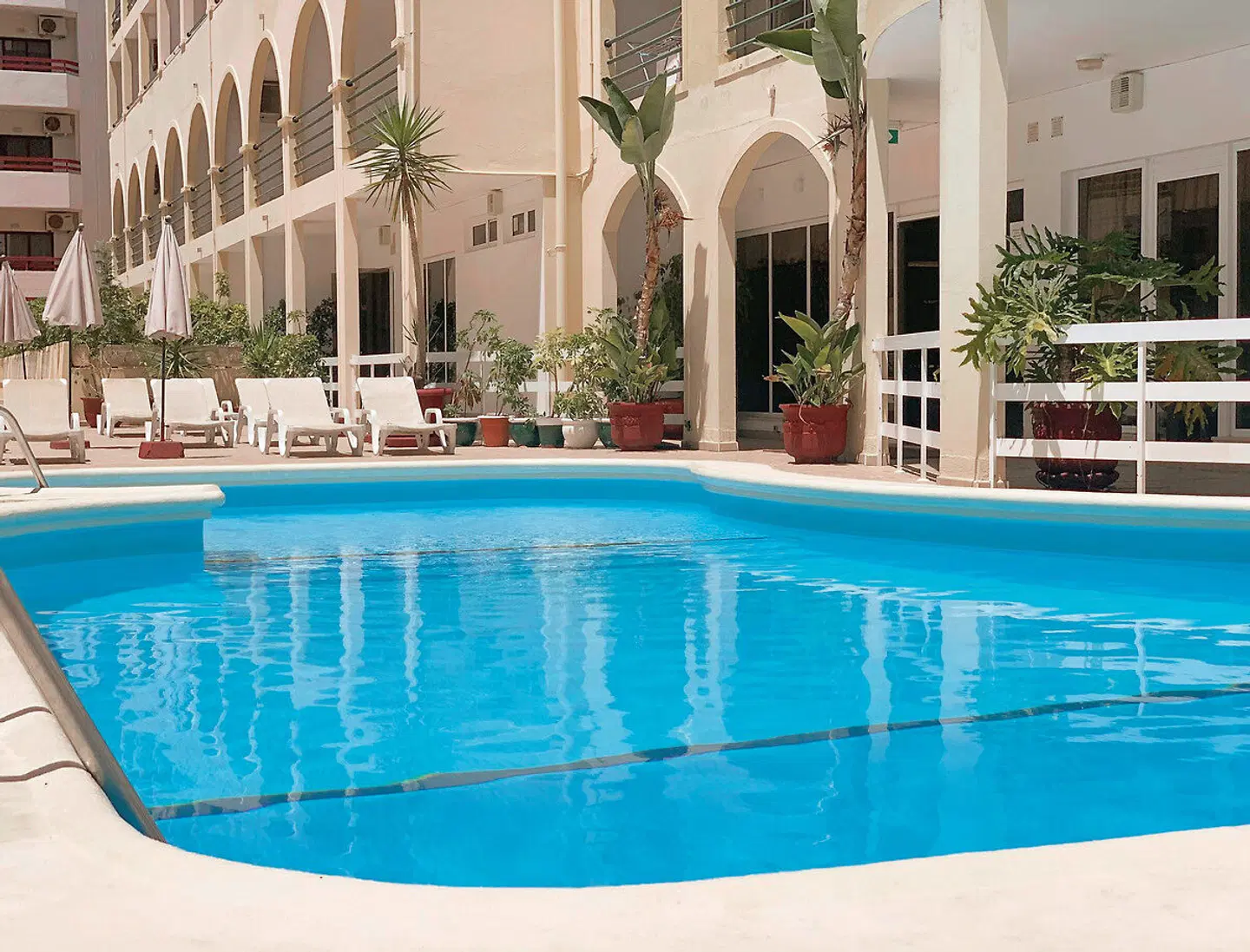 Aparthotel Calema Avenida Jardim Hallenbad