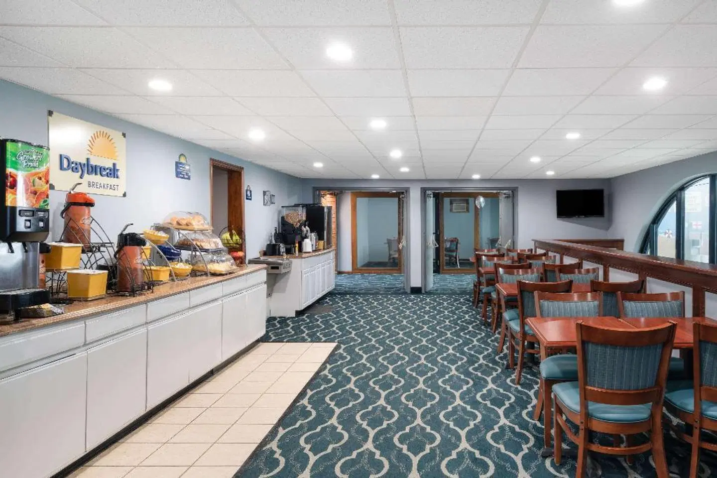 Days Inn by Wyndham Scranton PA Bar