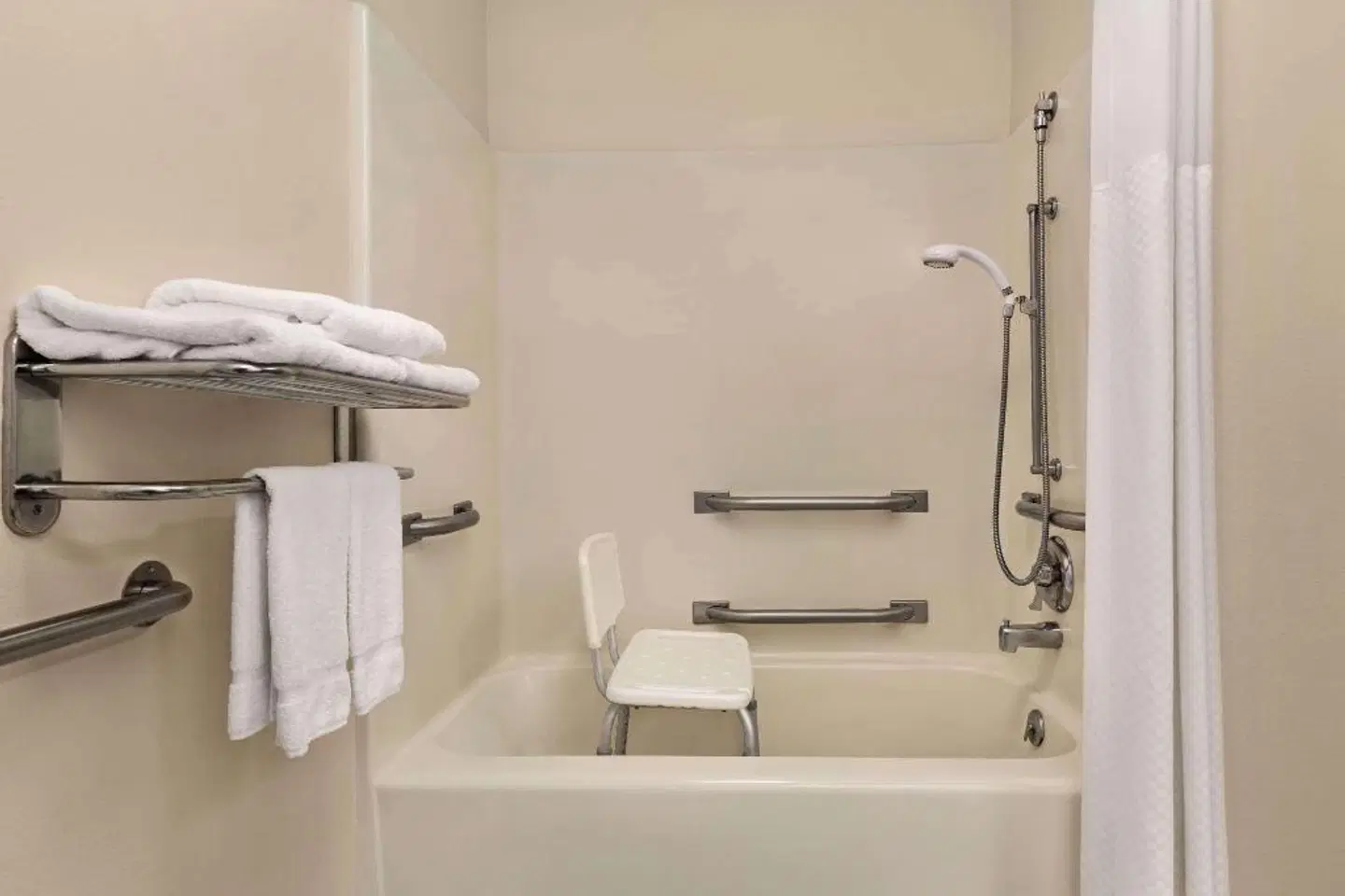 Super 8 by Wyndham Big Timber Badezimmer