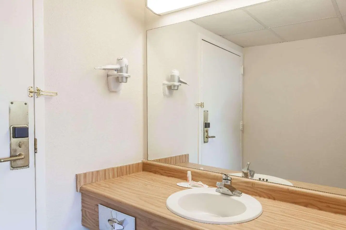 Days Inn by Wyndham Syracuse Badezimmer