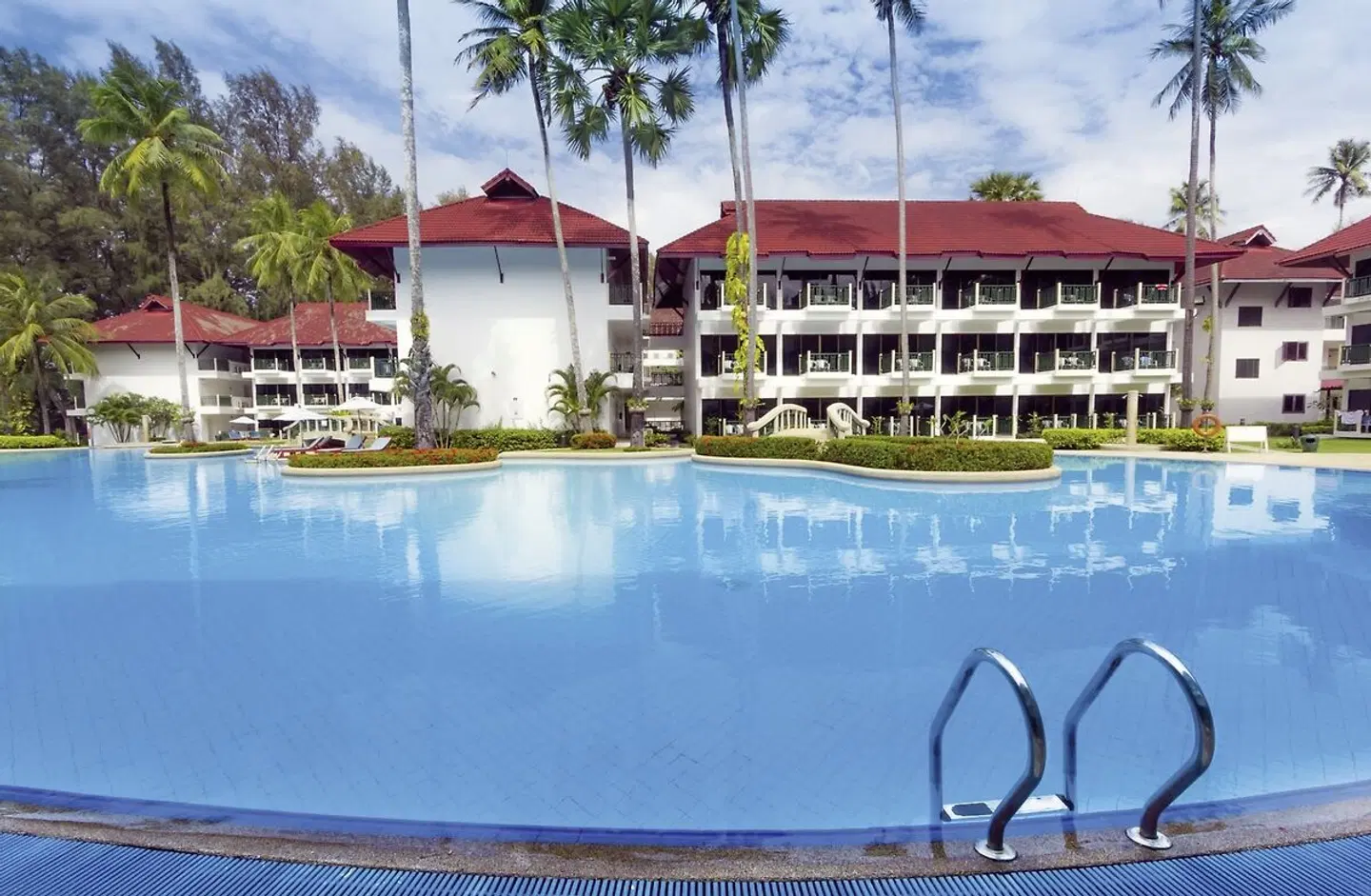 Amora Beach Resort Phuket OUTDOOR_POOL