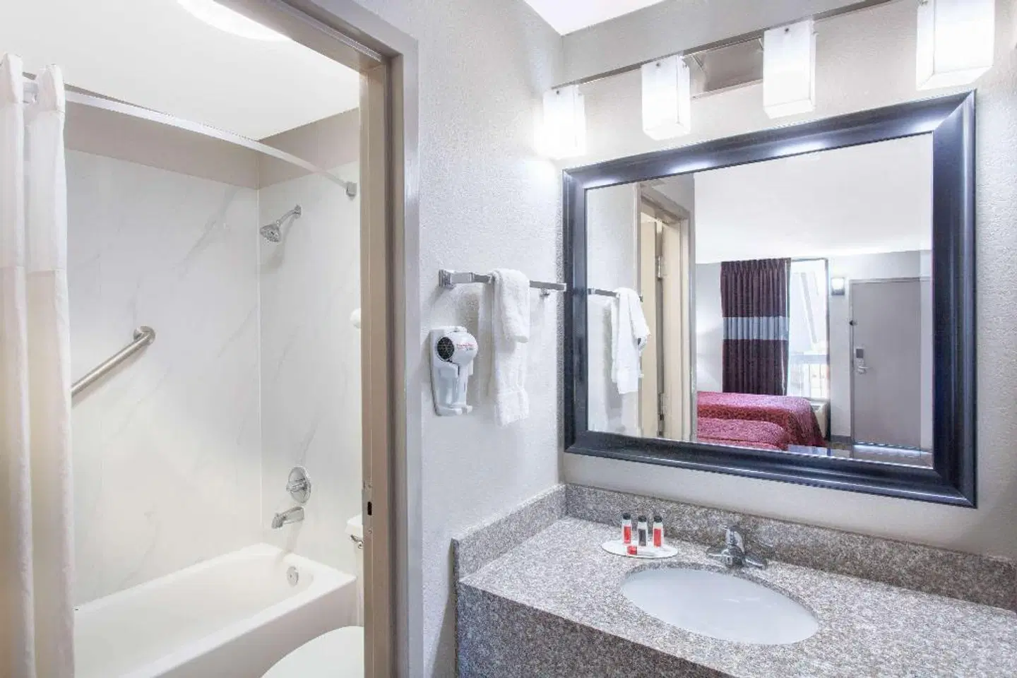 Days Inn by Wyndham Clinton / Laurens I-26 Badezimmer