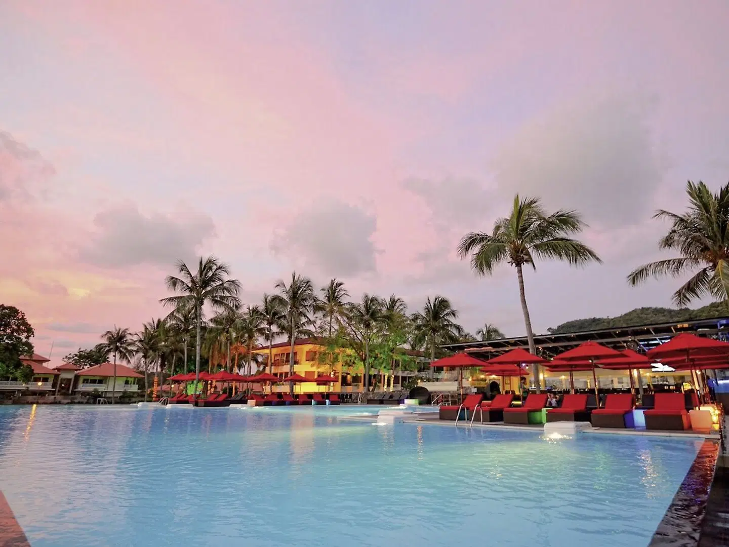 Holiday Villa Beach Resort & Spa OUTDOOR_POOL