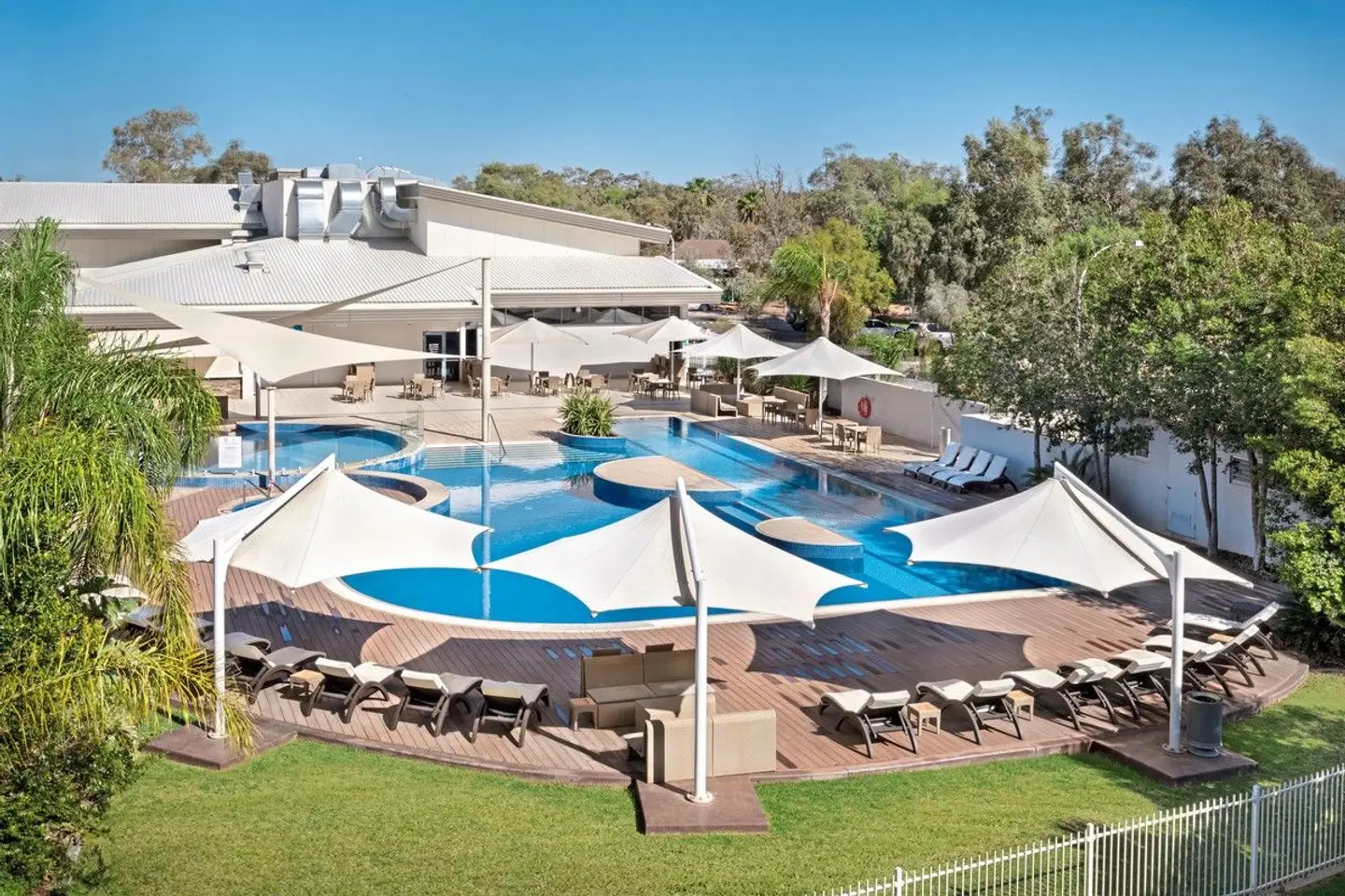 Crowne Plaza Alice Springs Lasseters OUTDOOR_POOL