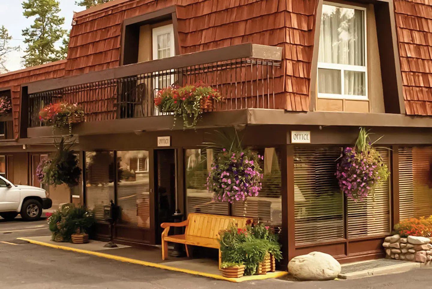 Tonquin Inn EXTERIOR