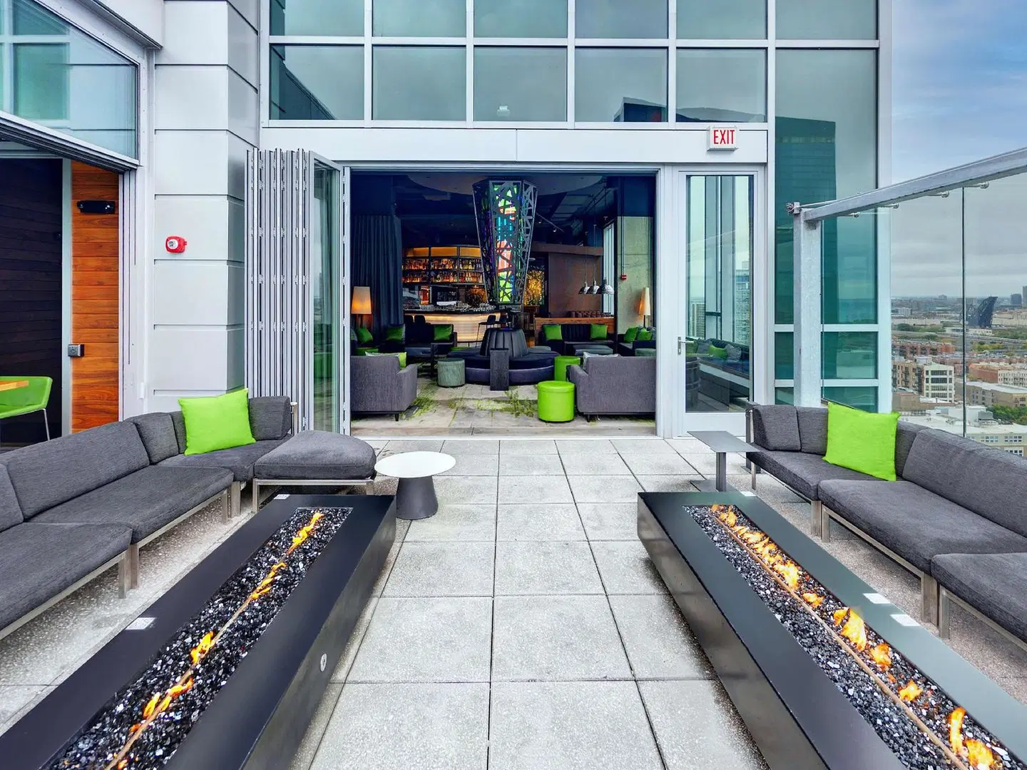 Hilton Garden Inn Chicago McCormick Place EXTERIOR