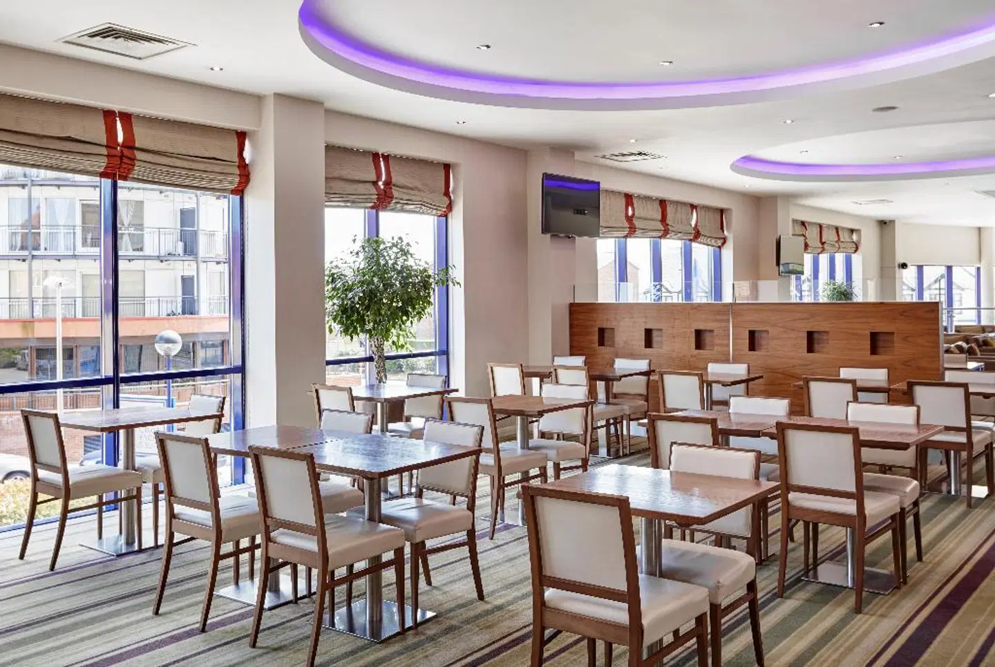 Holiday Inn Express London - Newbury Park Restaurant