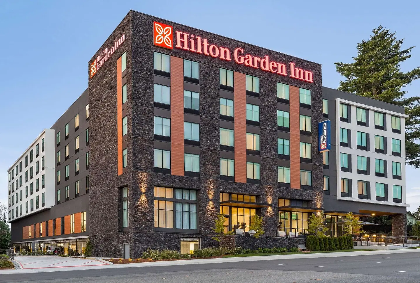Hilton Garden Inn Seattle Airport EXTERIOR