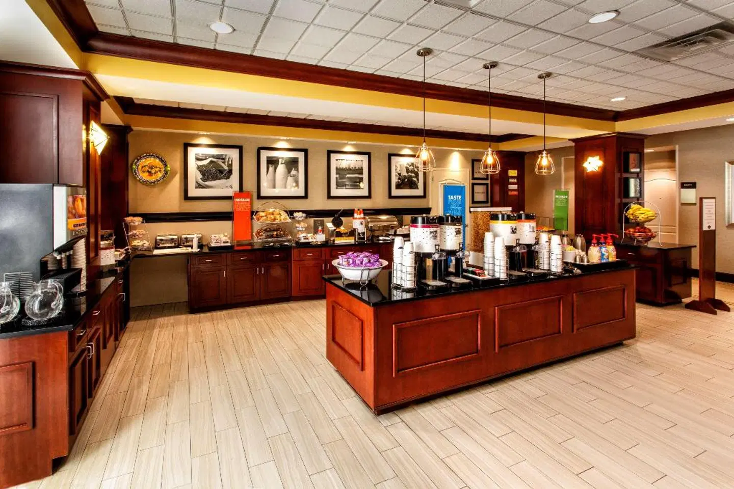 Hampton Inn & Suites Staten Island LOUNGE_LOBBY