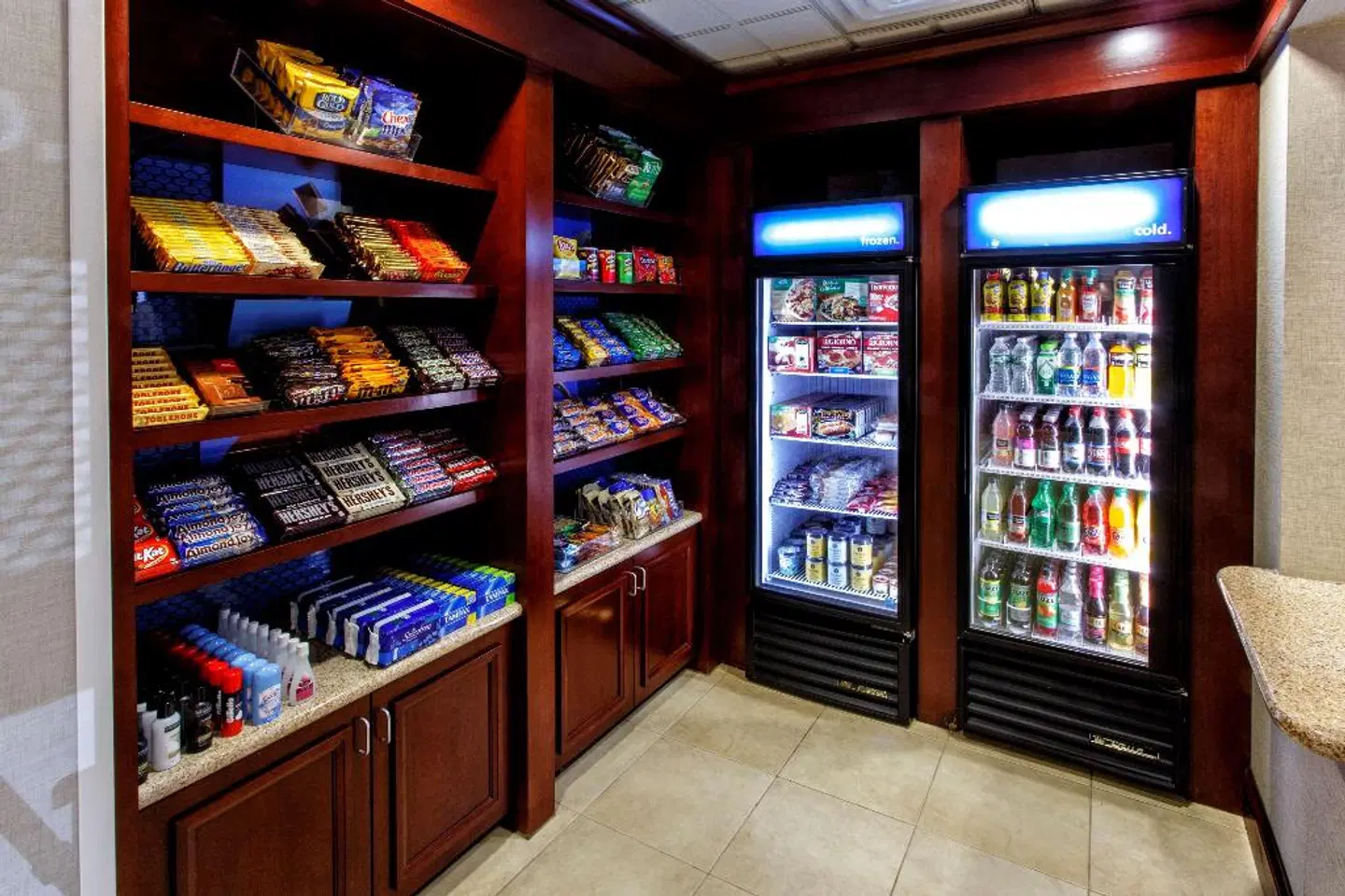 Hampton Inn & Suites Staten Island Bar