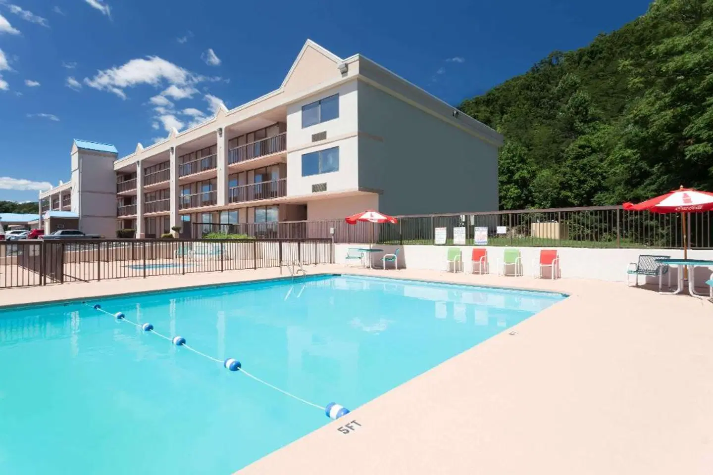 Howard Johnson Inn & Conference Center Salem OUTDOOR_POOL