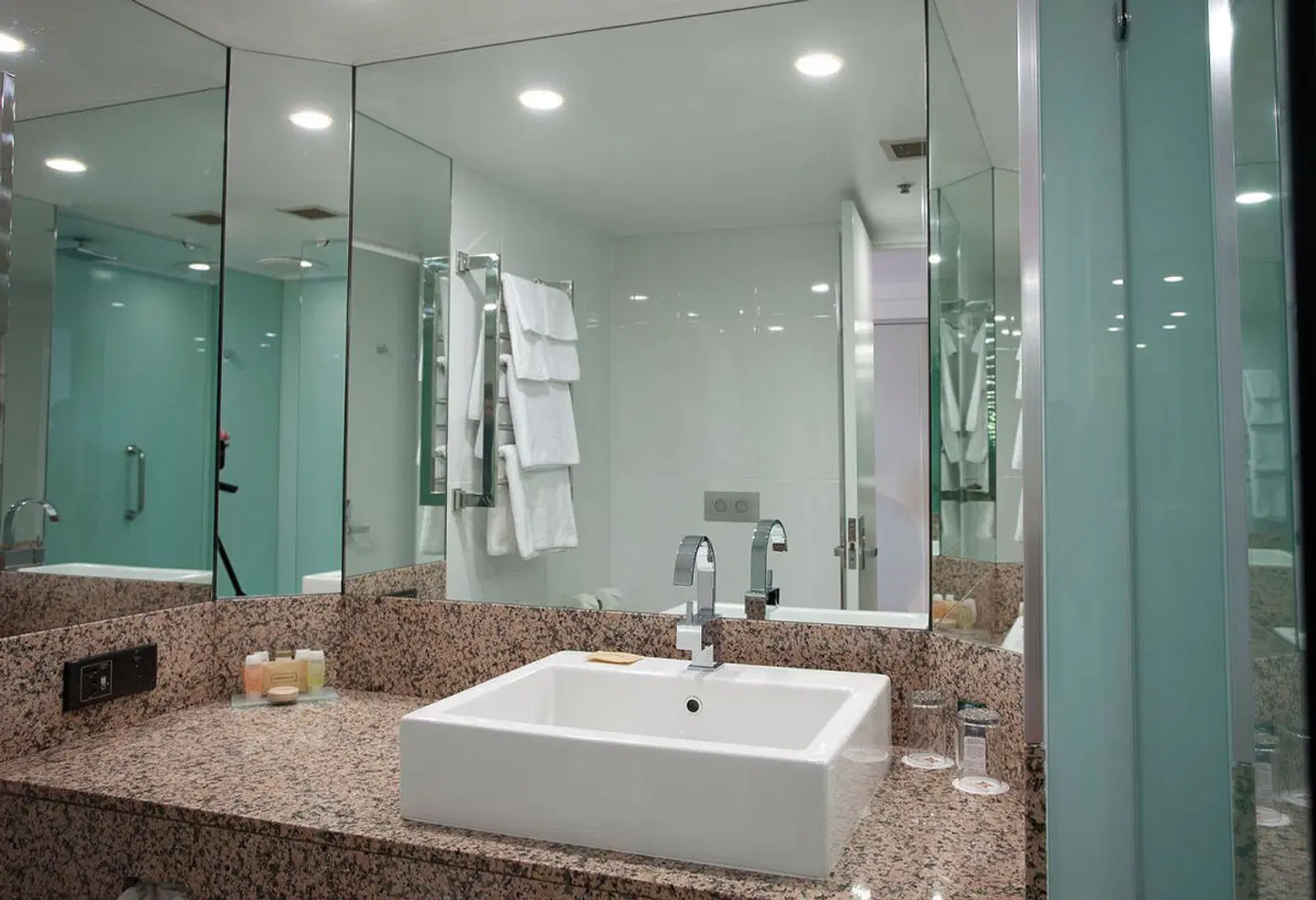 Grand Chancellor Hobart Badezimmer