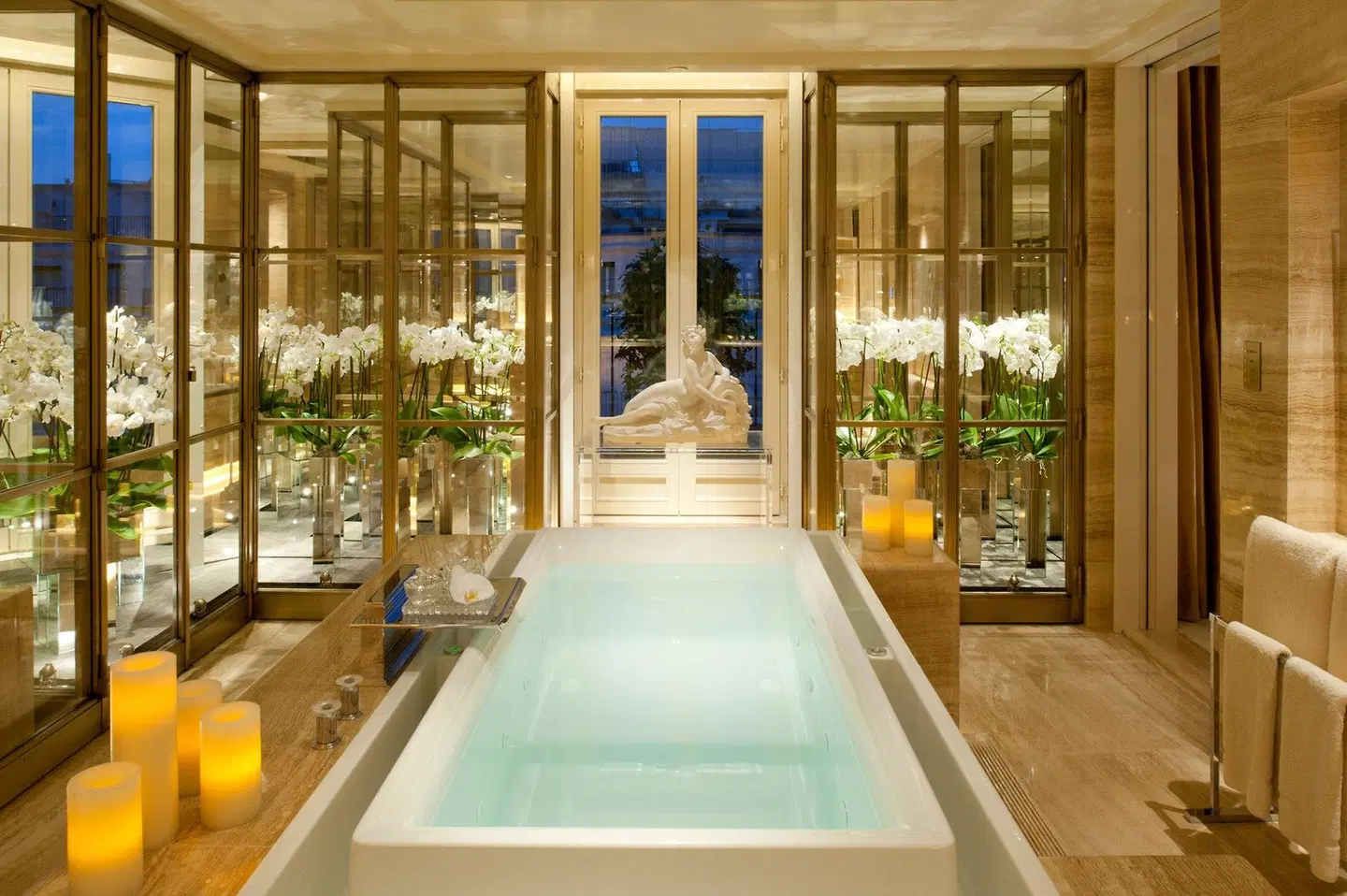 Four Seasons Hotel George V Paris Hallenbad