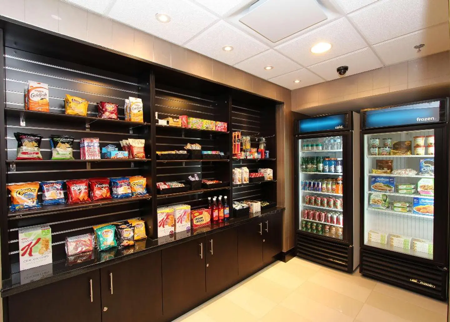 Hampton Inn & Suites by Hilton St. John's Airport Bar