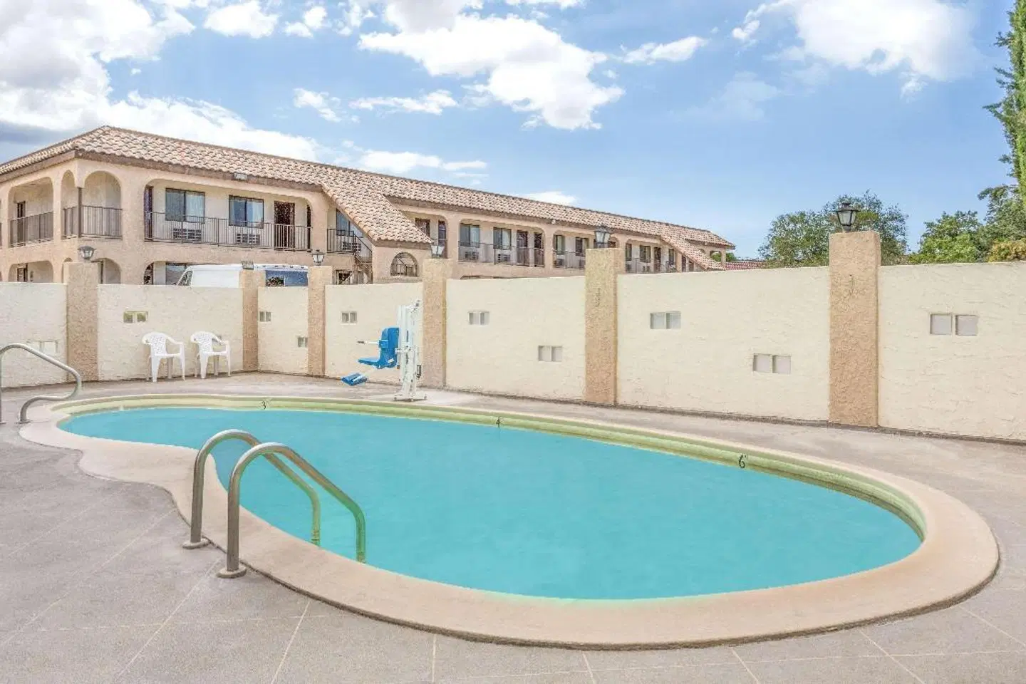 Days Inn by Wyndham Kingman East OUTDOOR_POOL