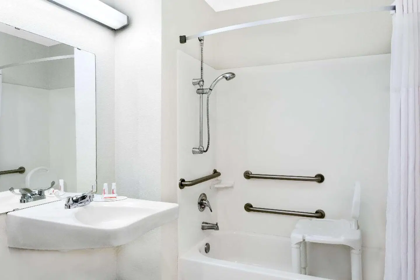 Days Inn by Wyndham Kingman West Badezimmer